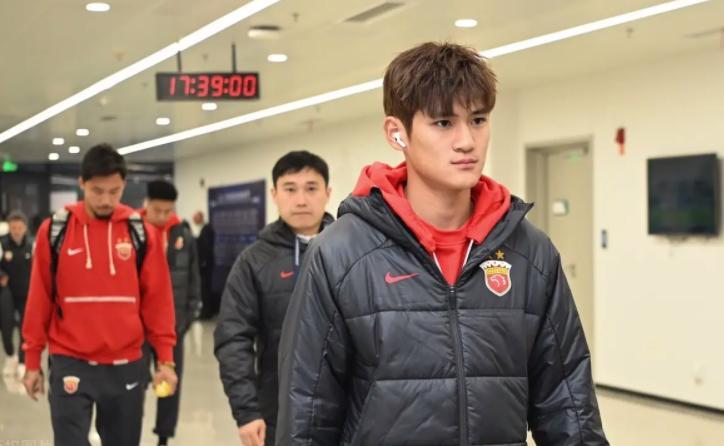 网页版登录入口-刘祝润已跟着上港冬训，为何还有球迷看好他离队，再次来英博效力